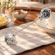 Teesieb "Nielloa Kanne" an Kette aus 925 Silber — Lifestyle-Setting am Teetisch