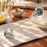 Teesieb "Nielloa Kanne" an Kette aus 925 Silber — Lifestyle-Setting am Teetisch