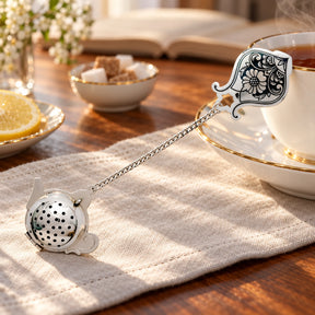 Teesieb "Nielloa Kanne" an Kette aus 925 Silber — Lifestyle-Setting am Teetisch