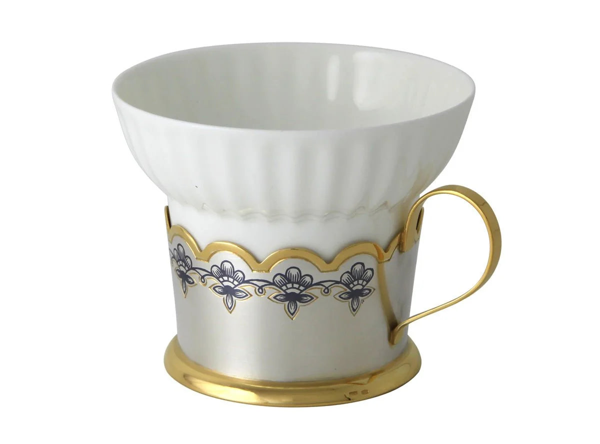 Teetasse Porzellan in vergoldeter Silberfassung — Niello-Blumenband und Henkel, Astra-Muster