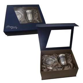Teeservice 925 Silber Niello 4-teilig — blaue Geschenkbox geöffnet mit Becher und Teile auf Satin