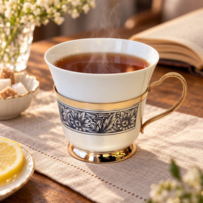 Teetasse aus Porzellan & 925 Silber vergoldet 180 ml — Lifestyle-Setting am Teetisch