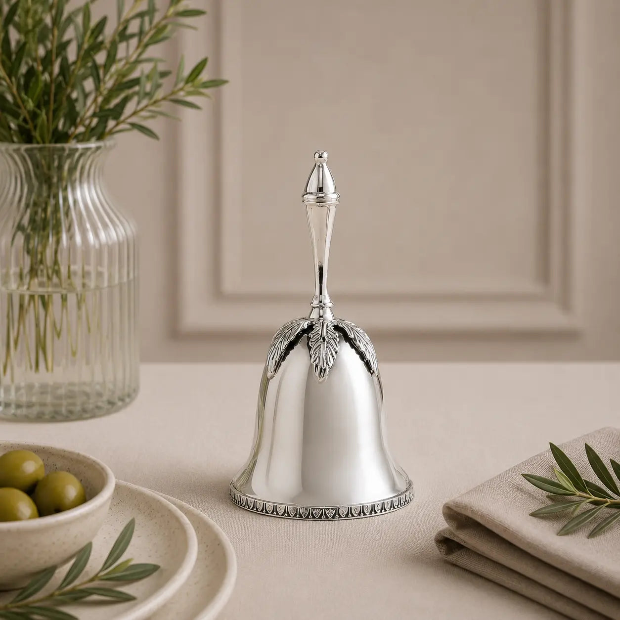 Tischglocke aus 925 Silber mit Blattmotiv als elegantes Accessoire für gehobene Tafelkultur, Empfang und stilvolle Wohnräume