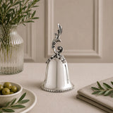 Barocke Tischglocke aus Silber mit kunstvoll verziertem Griff als stilvolles Accessoire für gehobene Tafelkultur und Wohnräume