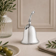 Silberne Tischglocke mit dekorativem Griff als stilvolles Accessoire für festliche Tafeln, Hotels und gehobene Tischkultur