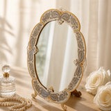 Tischspiegel 925 Silber Nielloa mit Paisley-Ornament auf hellem Schminktisch, Perlenkette, Parfumflakon und weiße Rosen — Lifestyle