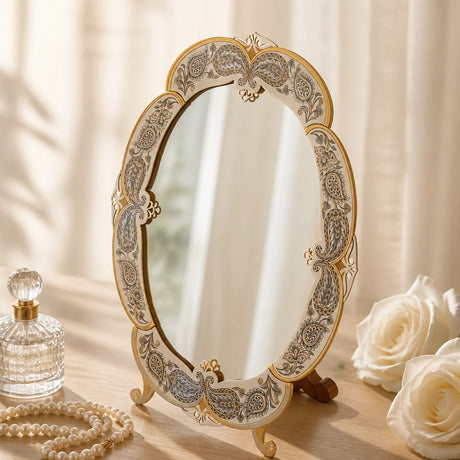 Tischspiegel 925 Silber Nielloa mit Paisley-Ornament auf hellem Schminktisch, Perlenkette, Parfumflakon und weiße Rosen — Lifestyle