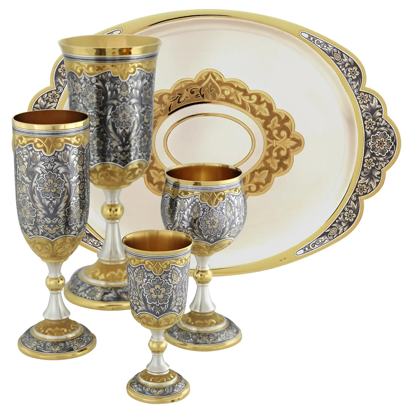 Trinkgläser Set 925 Silber mit vier Stielgläsern und ovalem Silbertablett, vergoldet und mit Niello-Ornamenten Zaren Fest.