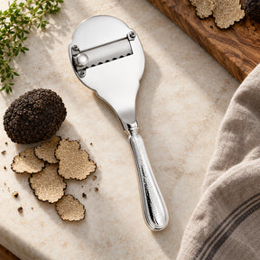 Trüffelhobel 925 Silber gehämmert (Hammerschlag) — Lifestyle-Setting am Küchentisch