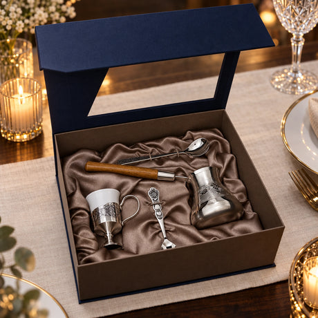 Türkische Kaffeekanne Silber 4-teilig Niello Set in der Geschenkkassette — Lifestyle-Setting