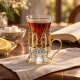 Türkisches Teeglas mit Silberhalter — Lifestyle-Setting am Teetisch