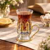 Türkisches Teeglas mit Teeglashalter aus 925 Silber & Kristallglas — Lifestyle-Setting am Teetisch