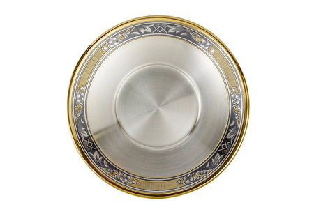 Elegante Untertasse aus 925er Silber mit goldener Verzierung und kunstvollem Niello-Dekor im klassischen Stil.