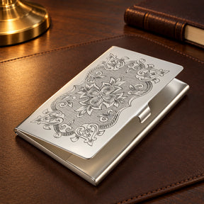 Visitenkartenetui Argento 925 Silber im Etui — Lifestyle-Setting am Schreibtisch