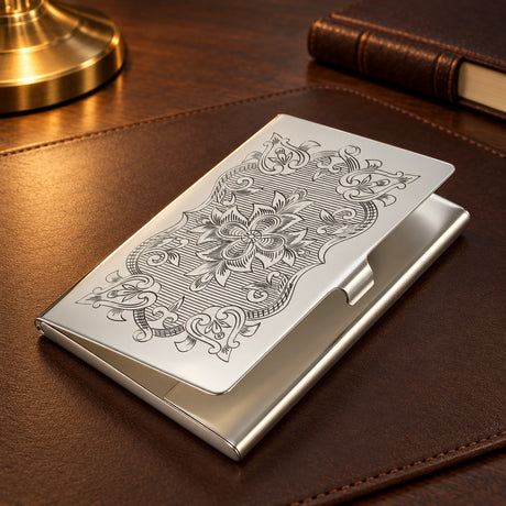 Visitenkartenetui Argento 925 Silber im Etui — Lifestyle-Setting am Schreibtisch
