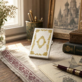 Visitenkartenetui Aurea 925 Silber Vergoldung Mstera — Lifestyle-Aufnahme im Premium-Business-Setting, Produkt im Fokus