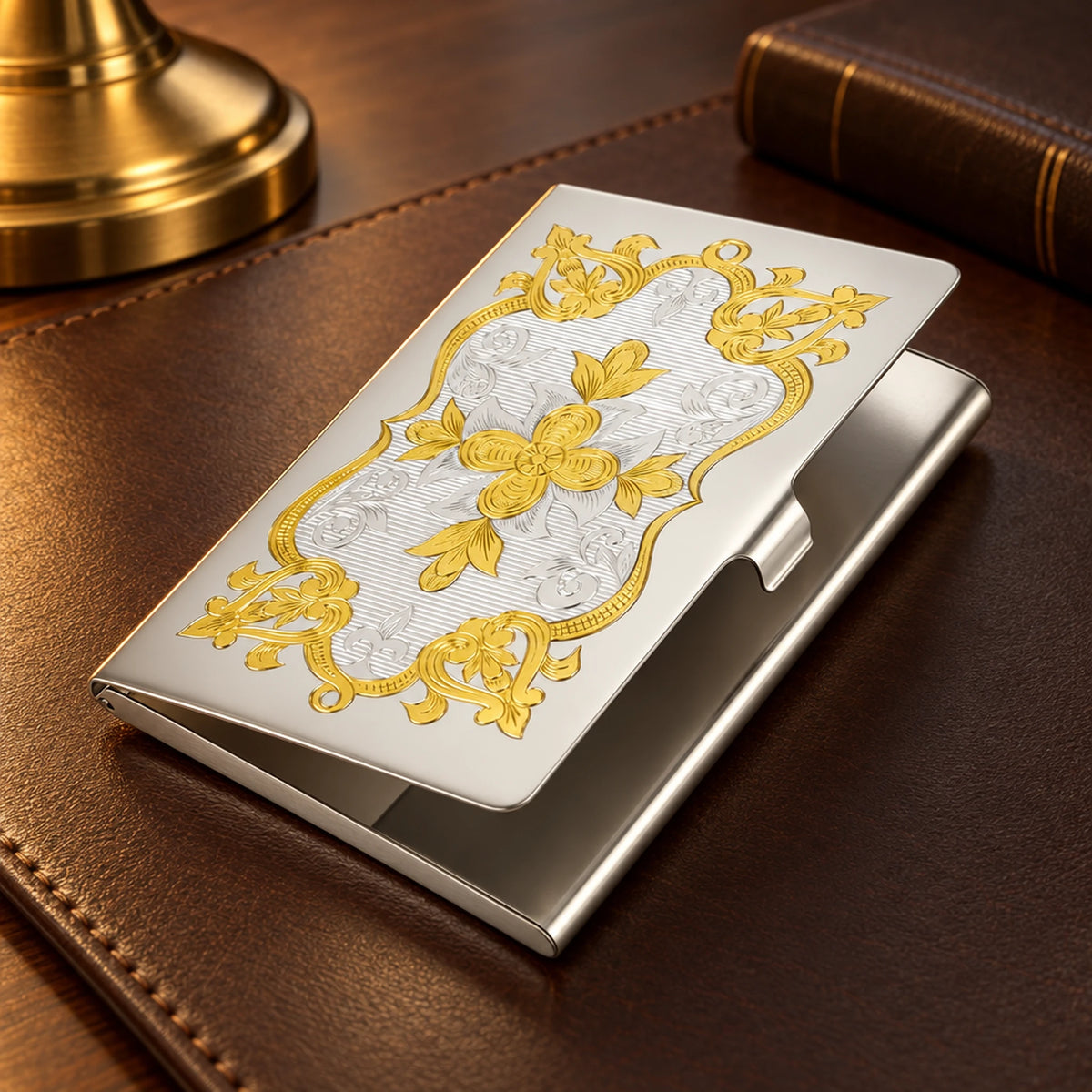 Visitenkartenetui Fortuna 925 Silber im Etui — Lifestyle-Setting am Schreibtisch