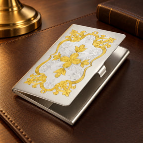Visitenkartenetui Fortuna 925 Silber im Etui — Lifestyle-Setting am Schreibtisch