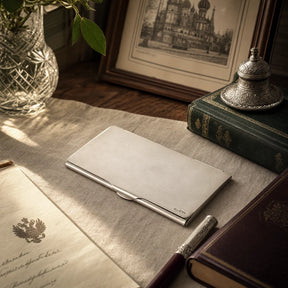 Visitenkartenetui Riflesso 925 Silber ArgentA — Lifestyle auf Vintage-Schreibtisch mit Tintenfass, alten Briefen, gestapelten Büchern und gerahmtem Stich, Bibliotheks-Atmosphäre