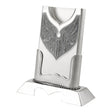 Visitenkartenhalter Mstera 925 Silber 2-teilig im zusammengebauten Zustand — schildförmige Display-Tafel mit punzierter Hintergrundfläche und plastischen Akanthus-Voluten in Mstera-Tradition, aufrecht im trapezförmigen Sockel mit geflochtener Silberseil-Bordüre, integrierte Visitenkarten-Schale frontal sichtbar