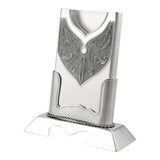 Visitenkartenhalter Mstera 925 Silber 2-teilig im zusammengebauten Zustand — schildförmige Display-Tafel mit punzierter Hintergrundfläche und plastischen Akanthus-Voluten in Mstera-Tradition, aufrecht im trapezförmigen Sockel mit geflochtener Silberseil-Bordüre, integrierte Visitenkarten-Schale frontal sichtbar