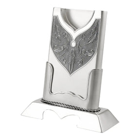 Visitenkartenhalter Mstera 925 Silber 2-teilig im zusammengebauten Zustand — schildförmige Display-Tafel mit punzierter Hintergrundfläche und plastischen Akanthus-Voluten in Mstera-Tradition, aufrecht im trapezförmigen Sockel mit geflochtener Silberseil-Bordüre, integrierte Visitenkarten-Schale frontal sichtbar