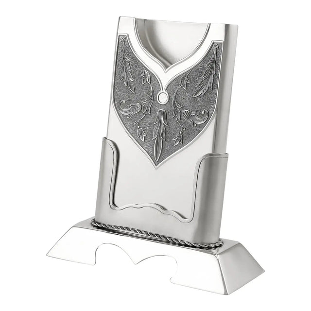 Visitenkartenhalter Mstera 925 Silber 2-teilig im zusammengebauten Zustand — schildförmige Display-Tafel mit punzierter Hintergrundfläche und plastischen Akanthus-Voluten in Mstera-Tradition, aufrecht im trapezförmigen Sockel mit geflochtener Silberseil-Bordüre, integrierte Visitenkarten-Schale frontal sichtbar