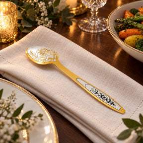 Vorlegelöffel 925 Silber vergoldet Astra Classic — Lifestyle-Setting an der gedeckten Tafel