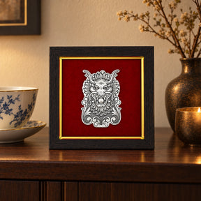 Wandbild Drache 925 Silber Niello auf einer dunklen Kommode, Drachenkopf mit Perle im dunklen Holzrahmen