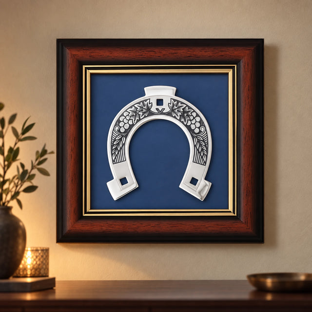 Wandbild Glückshufeisen — Lifestyle-Setting an der Wohnzimmerwand