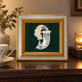 Wandbild Horn des Reichtums 925 Silber vergoldet, 16 × 16 cm, auf einer dunklen Kommode neben einer Teetasse