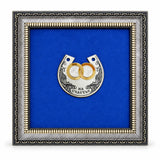 Wandbild Hufeisen mit zwei vergoldeten Eheringen aus 925 Silber auf blauem Samt im silbergrauen Ornamentrahmen