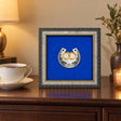 Wandbild Hufeisen mit vergoldeten Eheringen 925 Silber, 15 × 15 cm, auf einer dunklen Kommode neben einer Teetasse