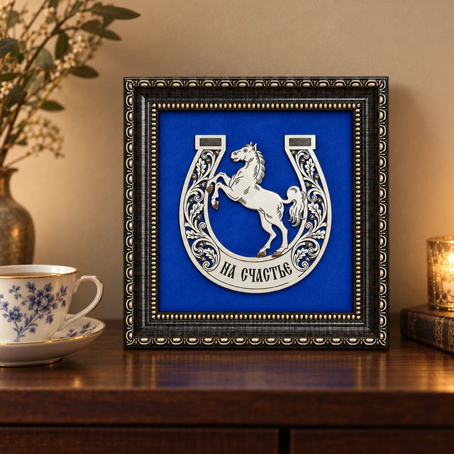 Wandbild Hufeisen mit steigendem Pferd 925 Silber, 12 × 12 cm, auf einer dunklen Kommode neben einer Teetasse
