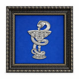 Wandbild Schale der Hygieia mit Schlange aus 925 Silber und Niello auf blauem Samt im dunklen Ornamentrahmen