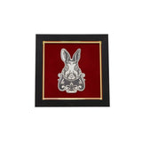 Wandbild 925 Silber Niello Hase — Silber-Reliefbild eines Hasenkopfs auf rotem Samt im schwarz-goldenen Rahmen