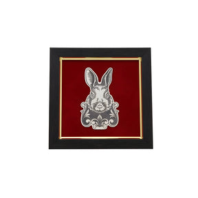 Wandbild 925 Silber Niello Hase — Silber-Reliefbild eines Hasenkopfs auf rotem Samt im schwarz-goldenen Rahmen
