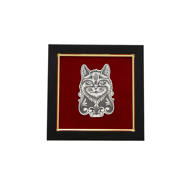 Wandbild 925 Silber Niello Kater — Silber-Reliefbild eines Katzenkopfs auf rotem Samt im schwarz-goldenen Rahmen