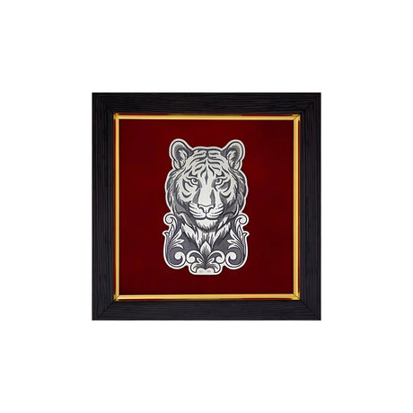 Wandbild Tiger 925 Silber Niello — Silberrelief mit Tigerkopf auf rotem Samt in schwarzem Holzrahmen mit Goldleiste
