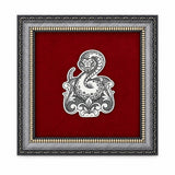 Wandbild Schlange 925 Silber Niello — gewundene Schlange mit Schuppenmuster auf rotem Samt im Ornamentrahmen, Jahr der Schlange