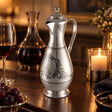 Weinkaraffe 925 Silber Niello Tannenzapfen — Lifestyle-Setting am Weintisch