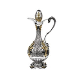 Detailansicht der vergoldeten Weinkaraffe 925 Silber mit Akanthus-Ornament und geschwungenem Henkel.