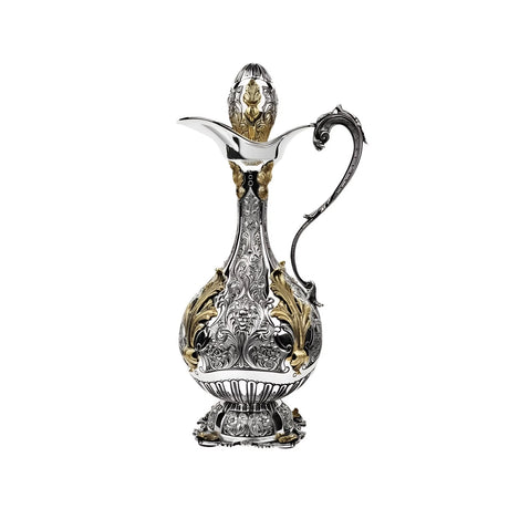 Detailansicht der vergoldeten Weinkaraffe 925 Silber mit Akanthus-Ornament und geschwungenem Henkel.