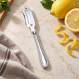 Zitronenschäler 925 Silber Inglese (Serie Inglese) — Lifestyle-Setting am Küchentisch