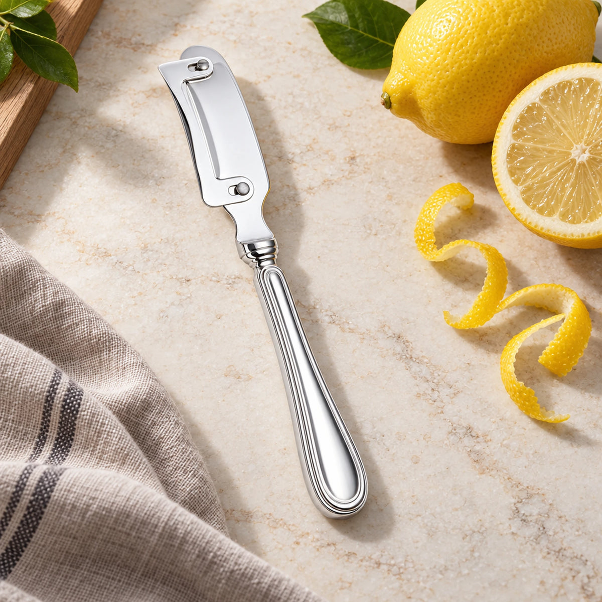 Zitronenschäler 925 Silber Inglese (Serie Inglese) — Lifestyle-Setting am Küchentisch